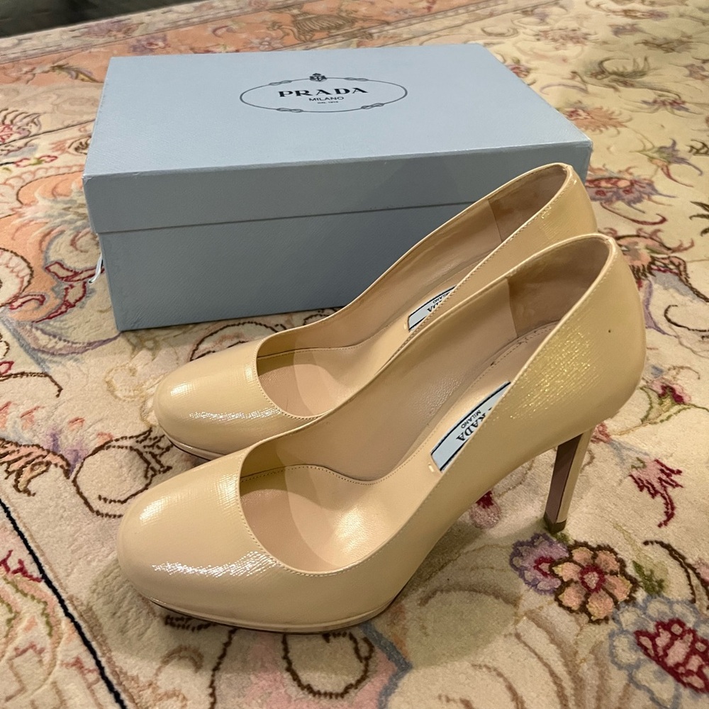 New with Box PRADA CALZATURE DONNA beige round toe pumps